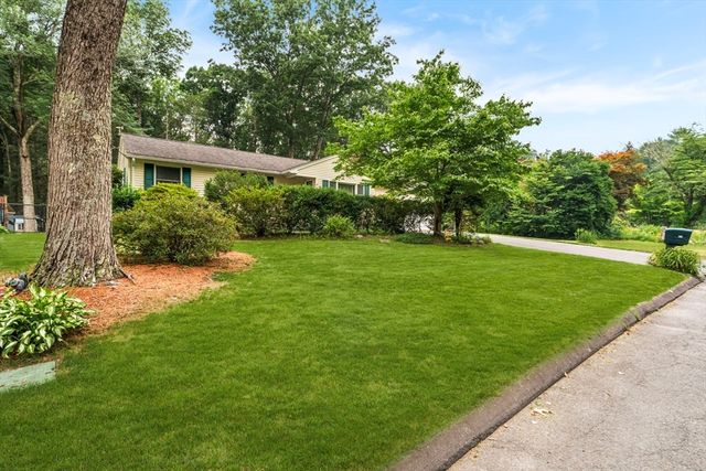 22 Carillon Circle, Easthampton, MA 01027