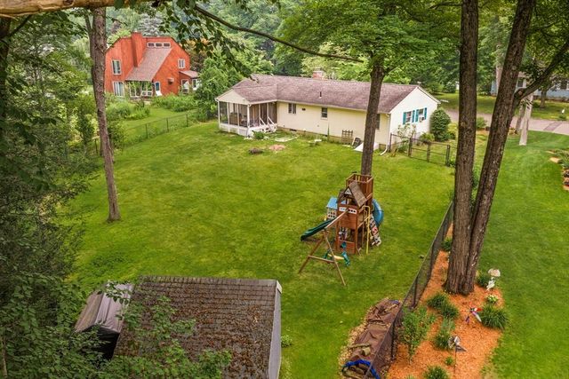 22 Carillon Circle, Easthampton, MA 01027
