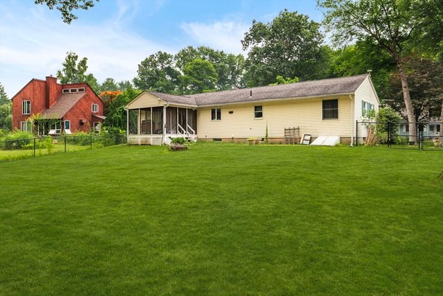22 Carillon Circle, Easthampton, MA 01027