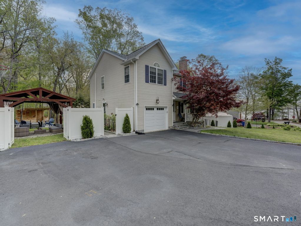 6 Candlewood Drive, East Hampton, CT 06424