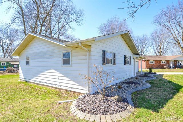 301 W Oak Street, New Baden, IL 62265