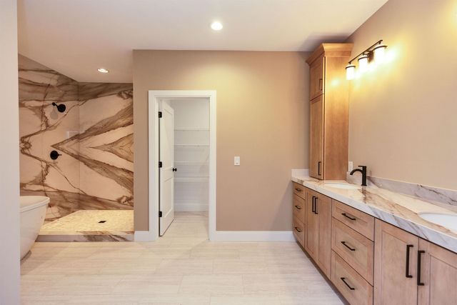 17-4-34 Boiling Kettle Way, Bedford, NH 03110