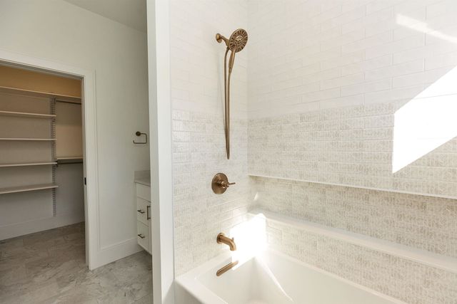 17-4-34 Boiling Kettle Way, Bedford, NH 03110