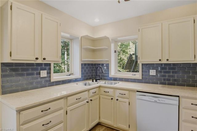 160 Carrisbrooke Lane, Winston-salem, NC 27104