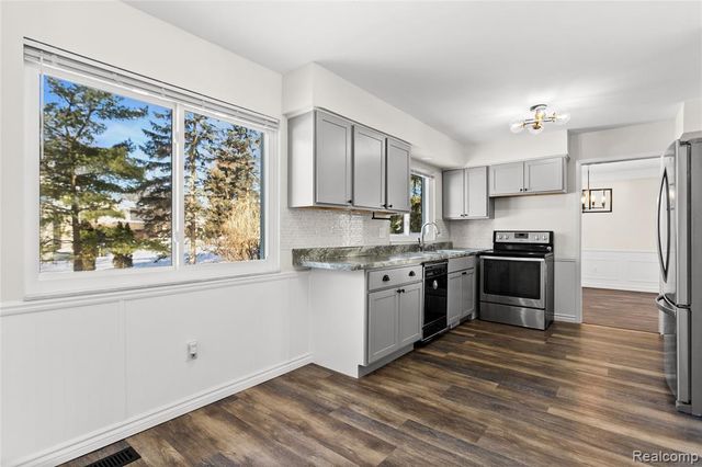 3715 Ledge Drive, Troy, MI 48084