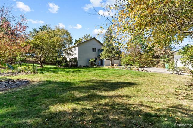 4971 N Tipsico Lake Road, Hartland, MI 48353