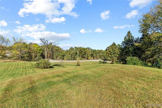 4971 N Tipsico Lake Road, Hartland, MI 48353