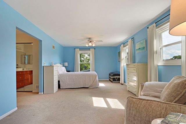 1137 Lockwood Court E, Buffalo Grove, IL 60089