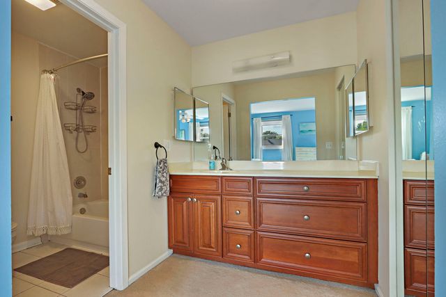 1137 Lockwood Court E, Buffalo Grove, IL 60089