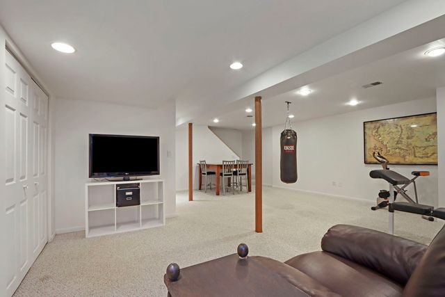 1137 Lockwood Court E, Buffalo Grove, IL 60089