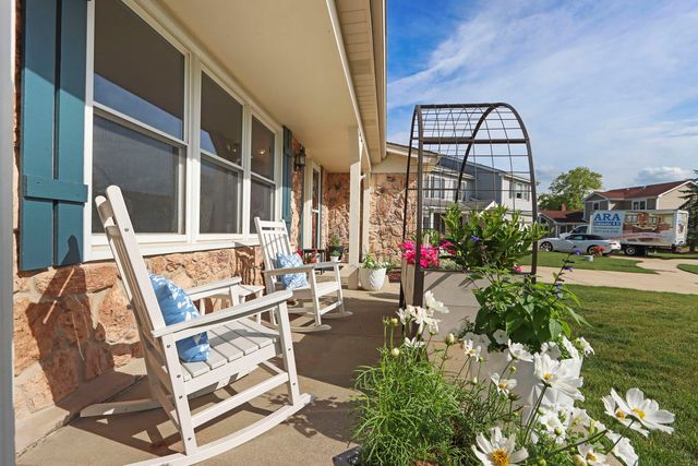 1137 Lockwood Court E, Buffalo Grove, IL 60089