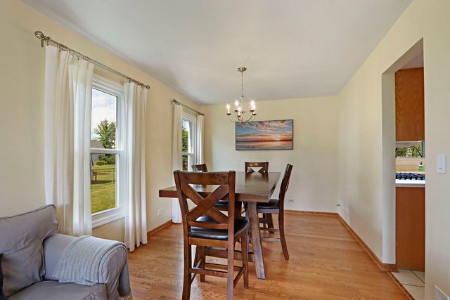 1137 Lockwood Court E, Buffalo Grove, IL 60089