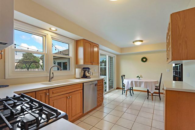 1137 Lockwood Court E, Buffalo Grove, IL 60089
