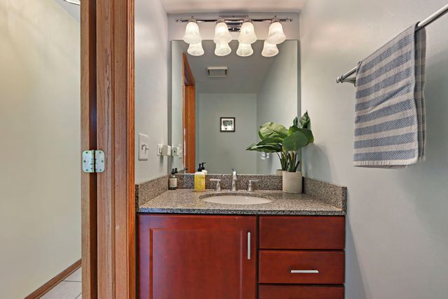 1137 Lockwood Court E, Buffalo Grove, IL 60089
