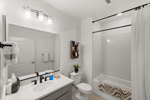 2836 Tradewind Dr, Alameda, CA 94501