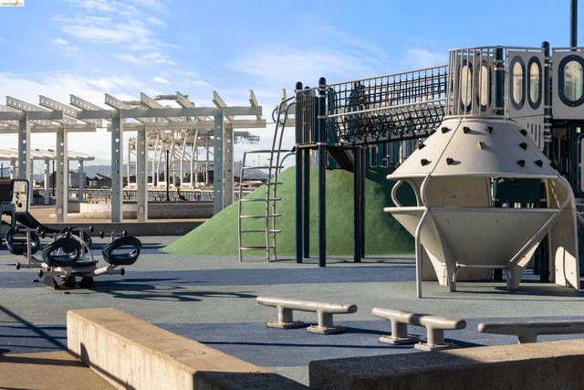 2836 Tradewind Dr, Alameda, CA 94501