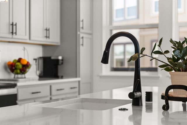 2836 Tradewind Dr, Alameda, CA 94501