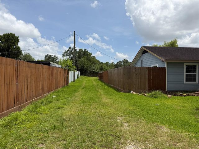 6009 Maple Street, Houston, TX 77074
