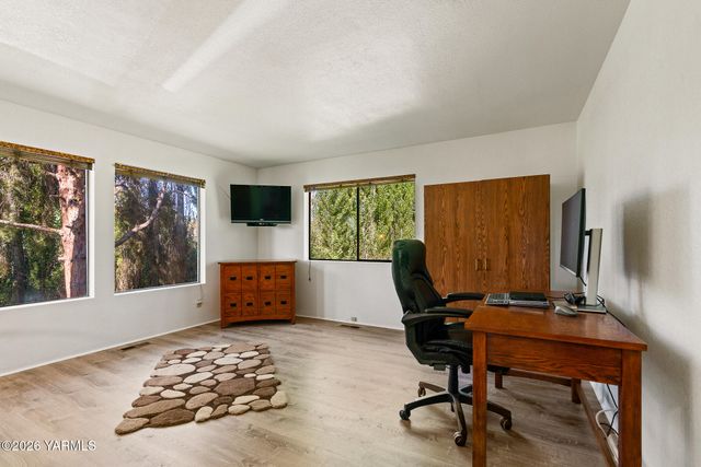 13619 Summitview Ext Rd, Yakima, WA 98908