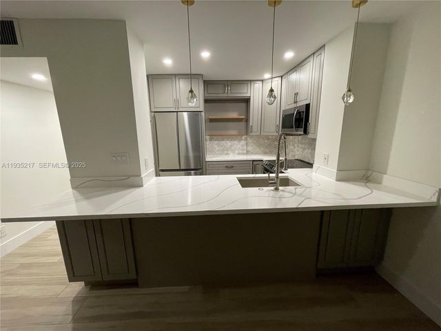 1831 NE 38th St 403, Oakland Park, FL 33308