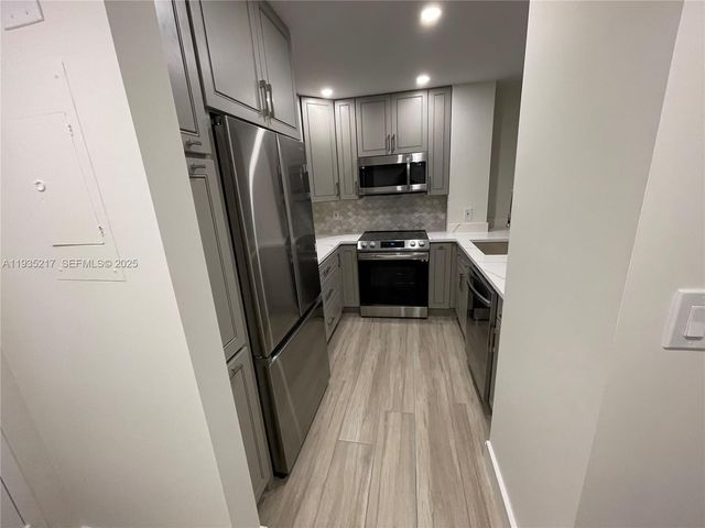 1831 NE 38th St 403, Oakland Park, FL 33308