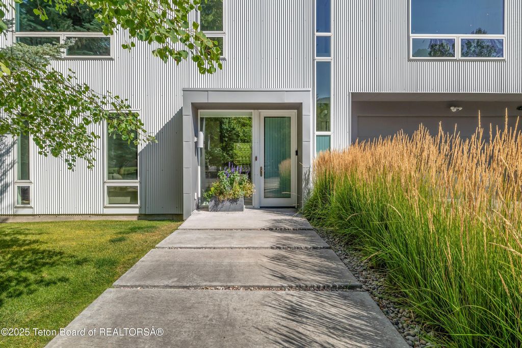 455 E BROADWAY Avenue, Jackson, WY 83001 photo 2