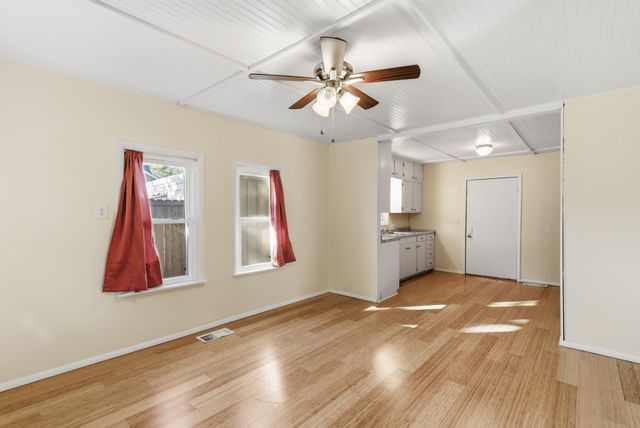 917 Carpenter Street, Azle, TX 76020