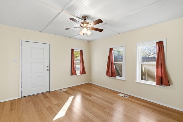 917 Carpenter Street, Azle, TX 76020