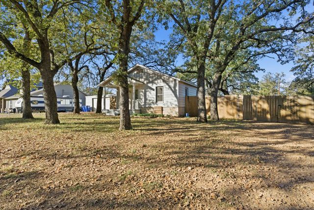 917 Carpenter Street, Azle, TX 76020