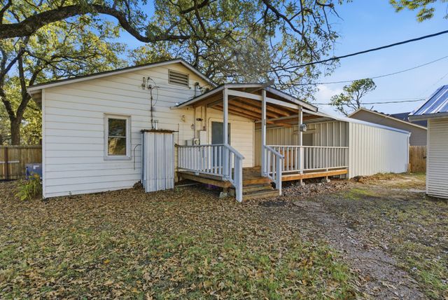 917 Carpenter Street, Azle, TX 76020