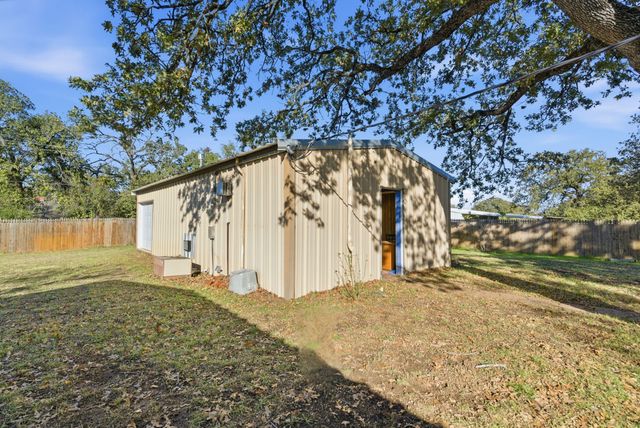 917 Carpenter Street, Azle, TX 76020