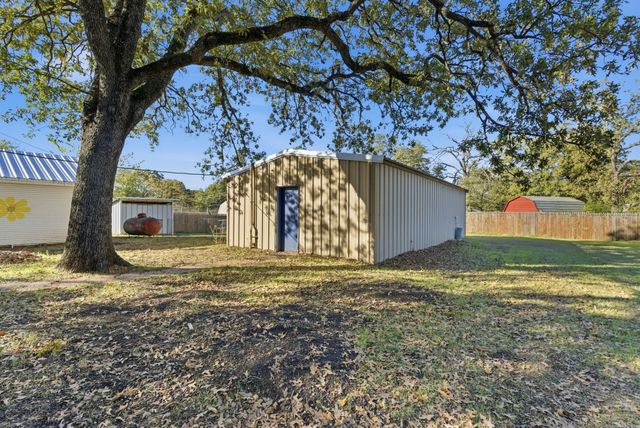 917 Carpenter Street, Azle, TX 76020