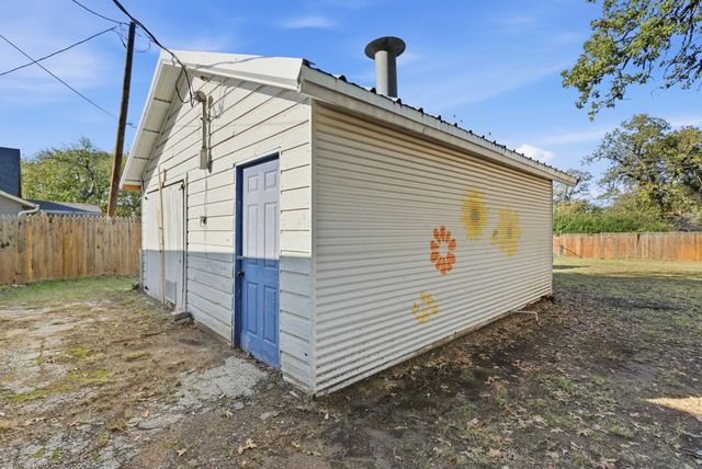 917 Carpenter Street, Azle, TX 76020