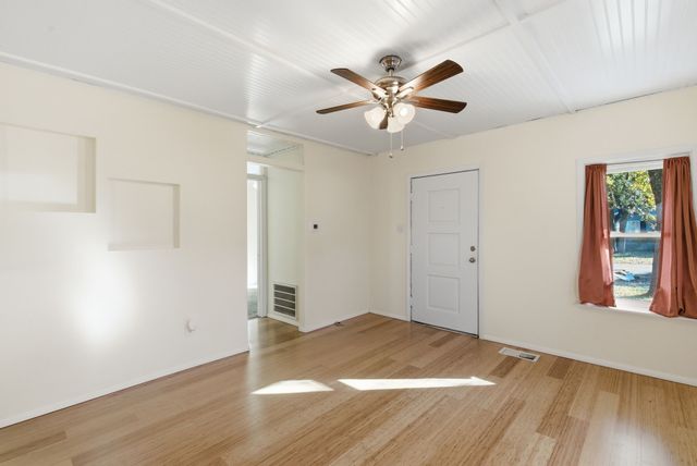 917 Carpenter Street, Azle, TX 76020