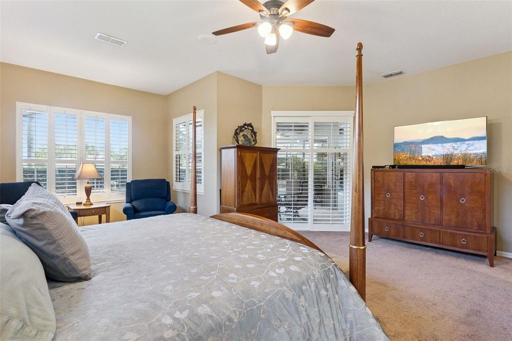 Image 11 of property listing at 3739 WINDING LAKE CIRCLE, Orlando, FL 32835
