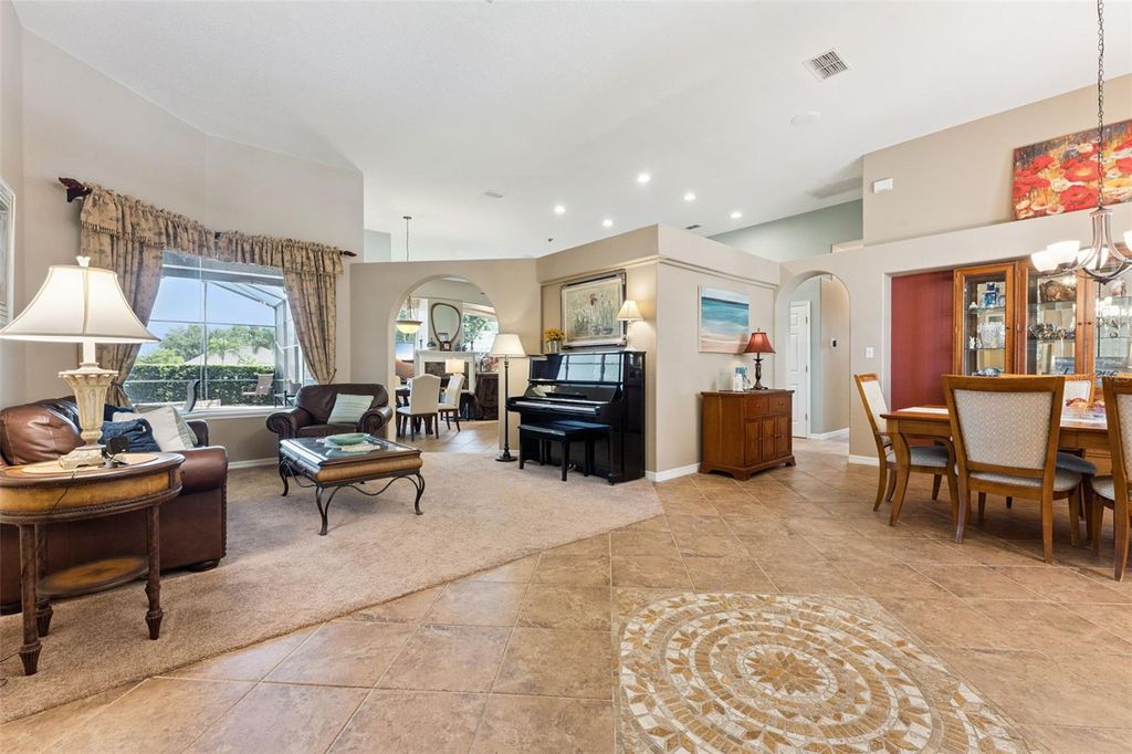 Image 12 of property listing at 3739 WINDING LAKE CIRCLE, Orlando, FL 32835