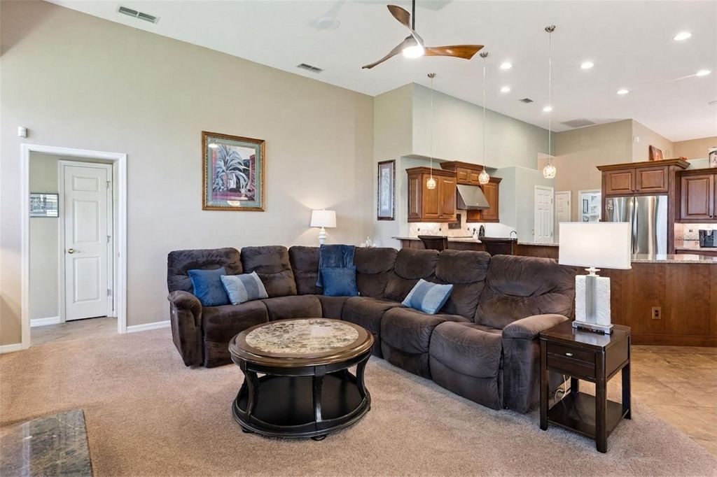 Image 16 of property listing at 3739 WINDING LAKE CIRCLE, Orlando, FL 32835