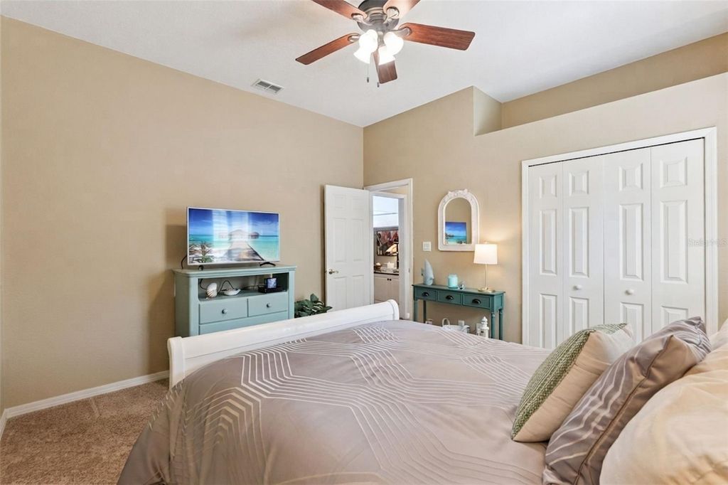 Image 19 of property listing at 3739 WINDING LAKE CIRCLE, Orlando, FL 32835