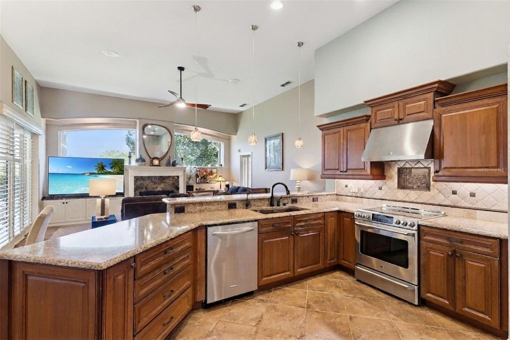 Image 5 of property listing at 3739 WINDING LAKE CIRCLE, Orlando, FL 32835