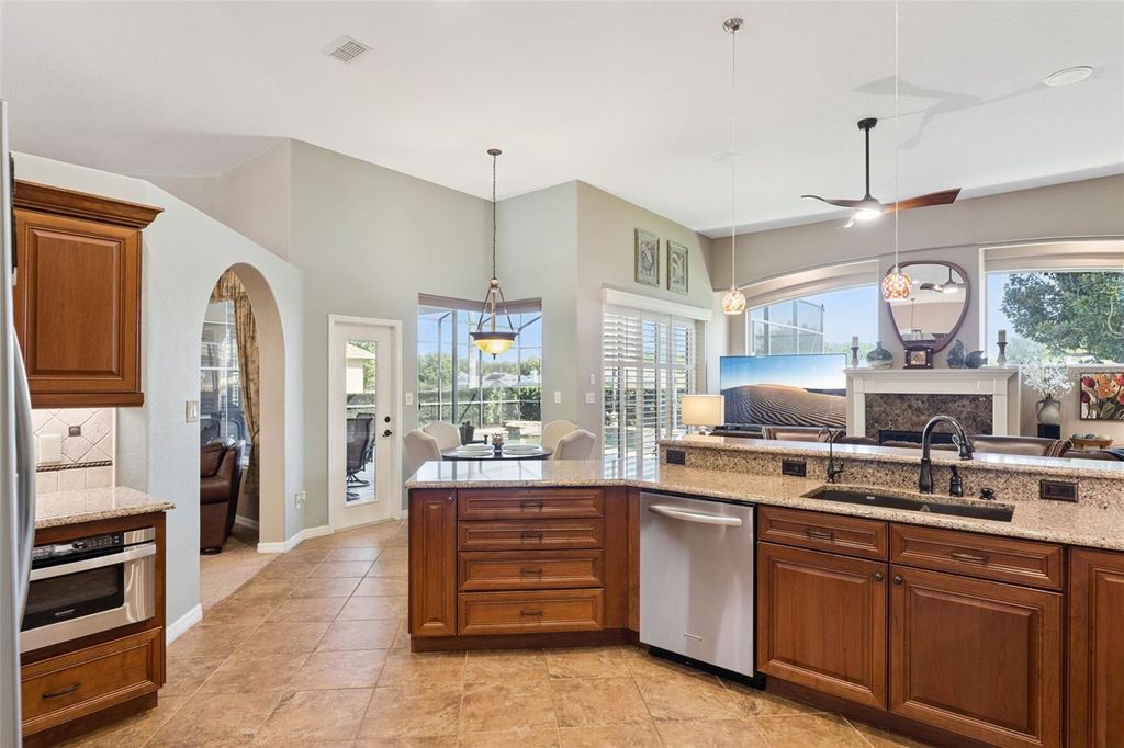 Image 6 of property listing at 3739 WINDING LAKE CIRCLE, Orlando, FL 32835