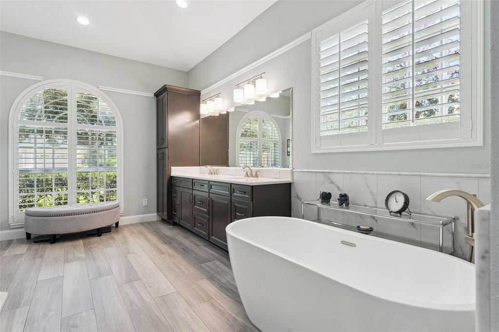 Image 8 of property listing at 3739 WINDING LAKE CIRCLE, Orlando, FL 32835