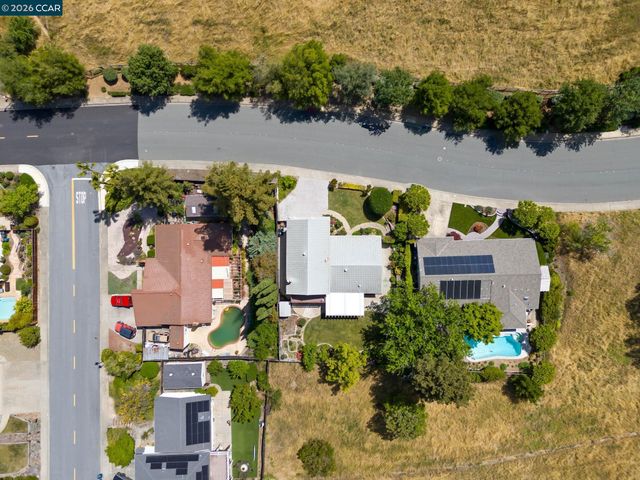 55 Regency Dr, Clayton, CA 94517
