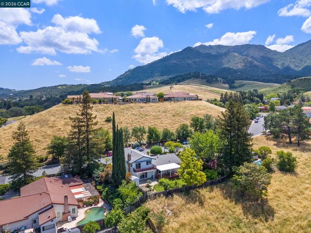 55 Regency Dr, Clayton, CA 94517