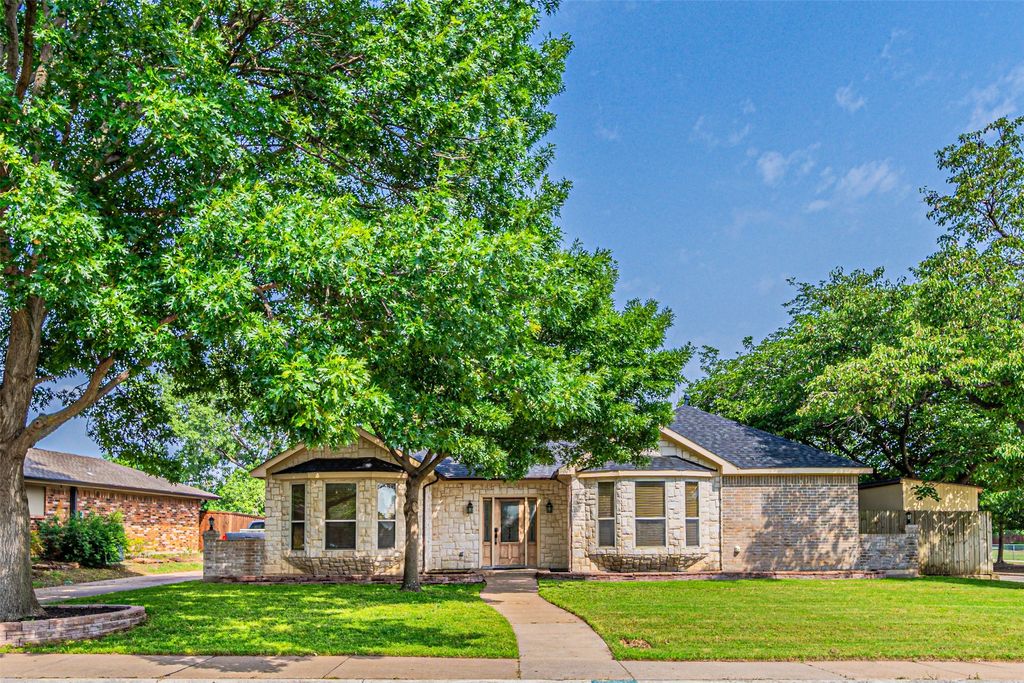 738 Laramie Drive, Lewisville, TX 75077