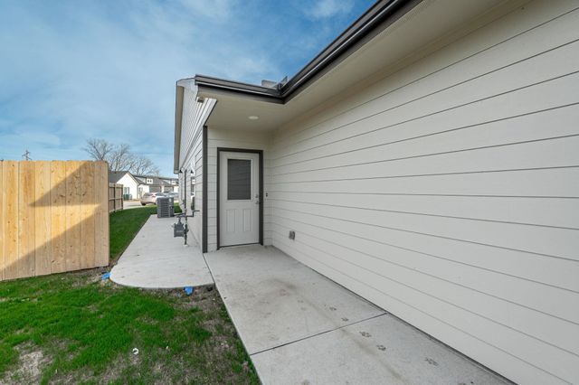 814 S Jay St, Valley Center, KS 67147