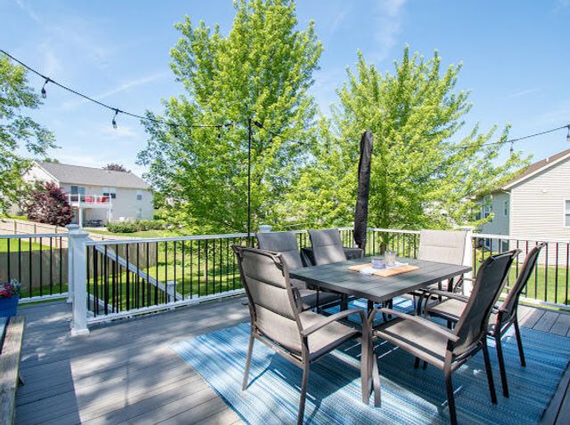 8713 Willow Creek Drive, Jenison, MI 49428