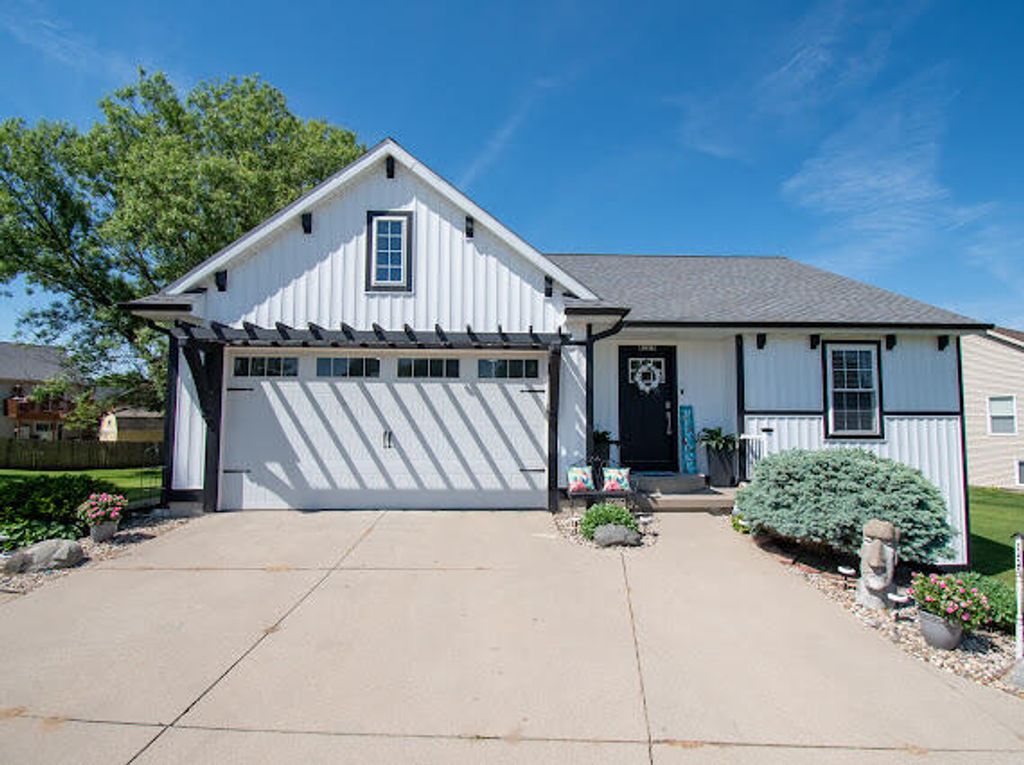 8713 Willow Creek Drive, Jenison, MI 49428
