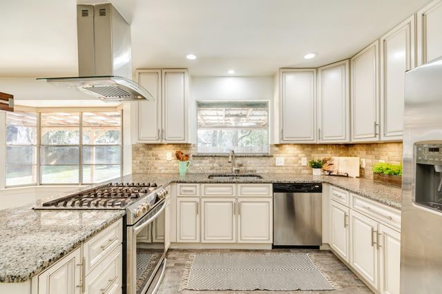 267 Wentworth Drive, West Columbia, TX 77486