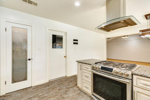 267 Wentworth Drive, West Columbia, TX 77486