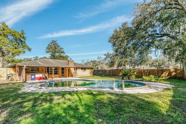 267 Wentworth Drive, West Columbia, TX 77486